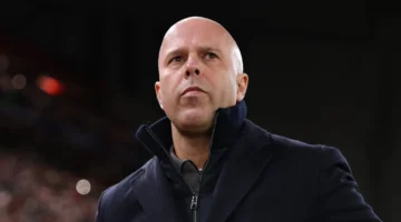 أزمة صفقات ليفربول.. أرني سلوت يرد على تساؤلات تغيير سياسة النادي المالية